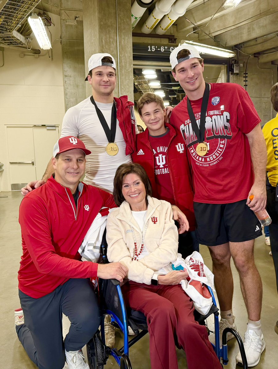 Elsa Mendoza, Fernando Mendazo Mother