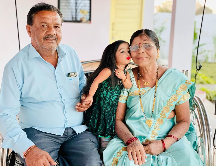Jyoti Amge with her mother and father